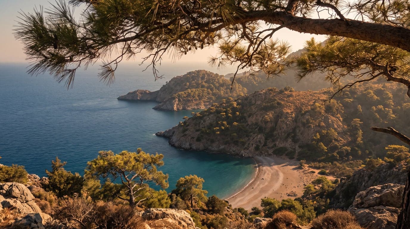 Plajă cu nisip fin și șezlonguri la Kallithea, pe insula Rodos