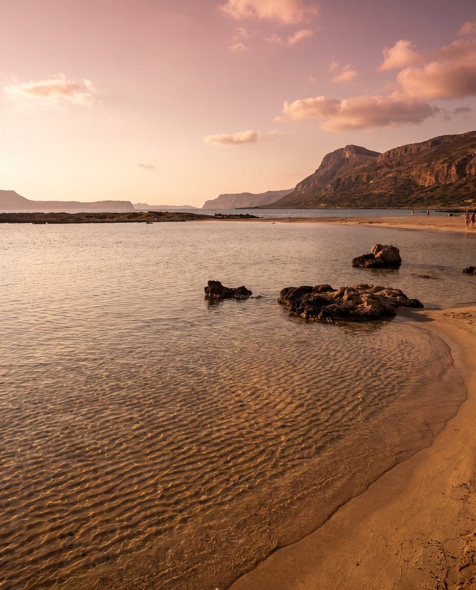 Plajă de nisip alb la Mastichari, Kos, la apus