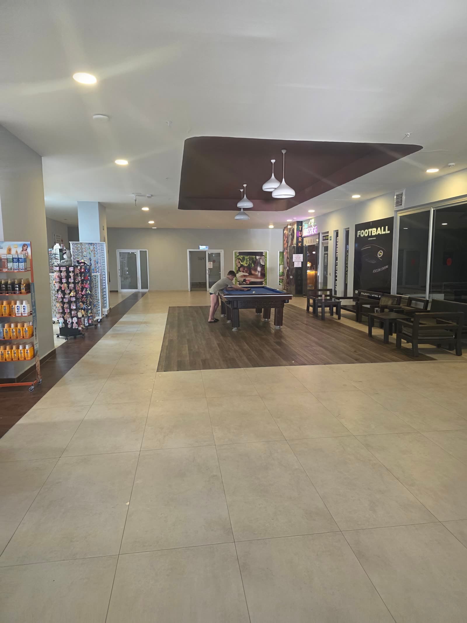 Holul hotelului, cu masă de biliard, canapele de lemn, magazin de suveniruri și intrările spre baia turcească și sala de jocuri.