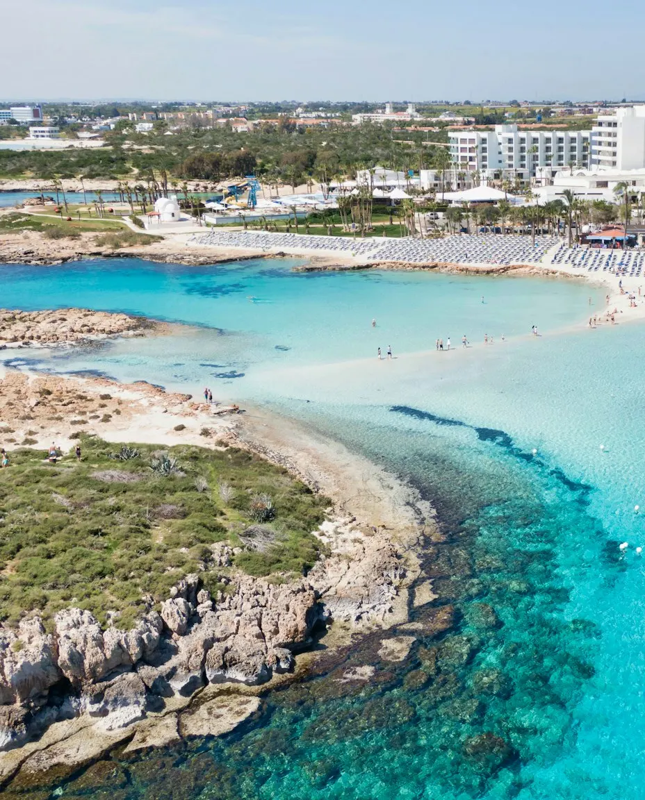 Coasta plajei Nissi din Ayia Napa, văzută de sus