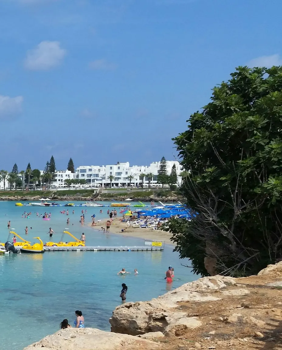 Golful Fig Tree Bay din Protaras, cu bărci și clădiri în fundal