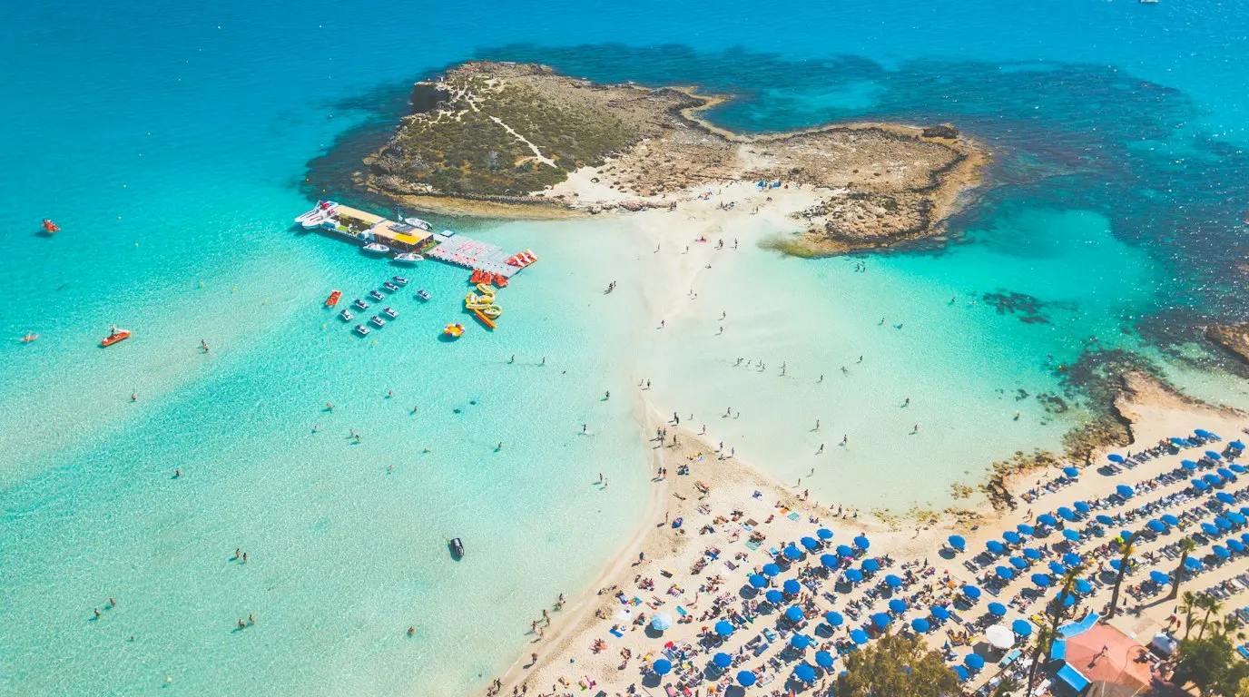 Vedere aeriană a coastei din Ayia Napa, Cipru