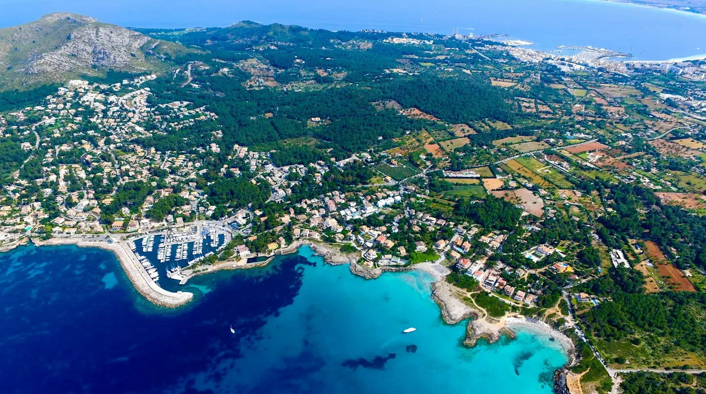 Vedere aeriană a coastei din nordul Mallorcăi, lângă portul Alcúdia