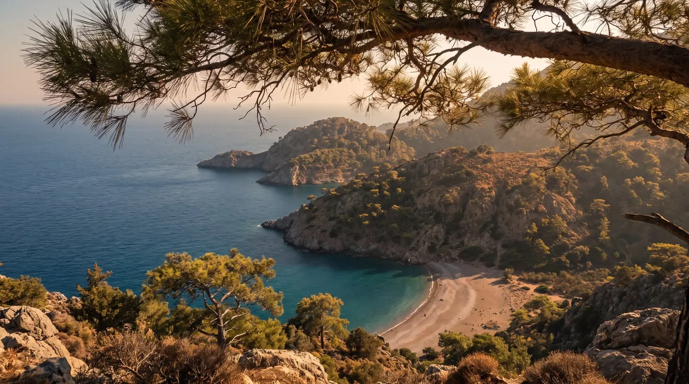 Plajă cu nisip fin și șezlonguri la Kallithea, pe insula Rodos