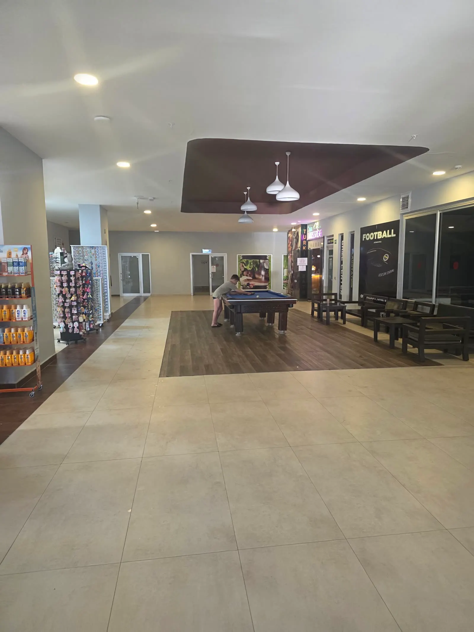 Holul hotelului, cu masă de biliard, canapele de lemn, magazin de suveniruri și intrările spre baia turcească și sala de jocuri.
